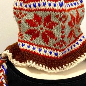 Wool hat, fully lined in black fleece.